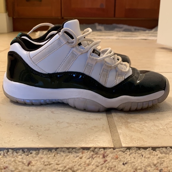 Jordan 11’s low top size 5.5y - Picture 2 of 12